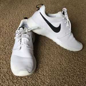 White Nike Roshe